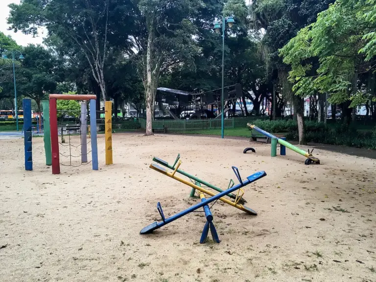 Espaço kids em condomínios: o que avaliar antes de usar ou escolher o imóvel
