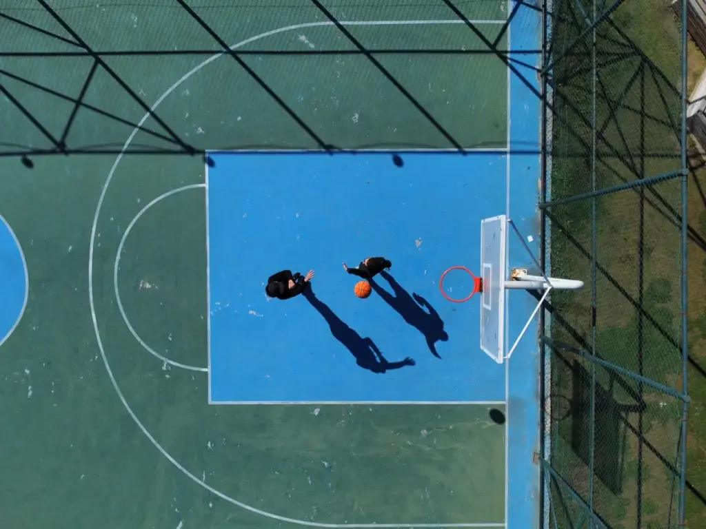 Vista de cima de jogadores em uma quadra de basquete