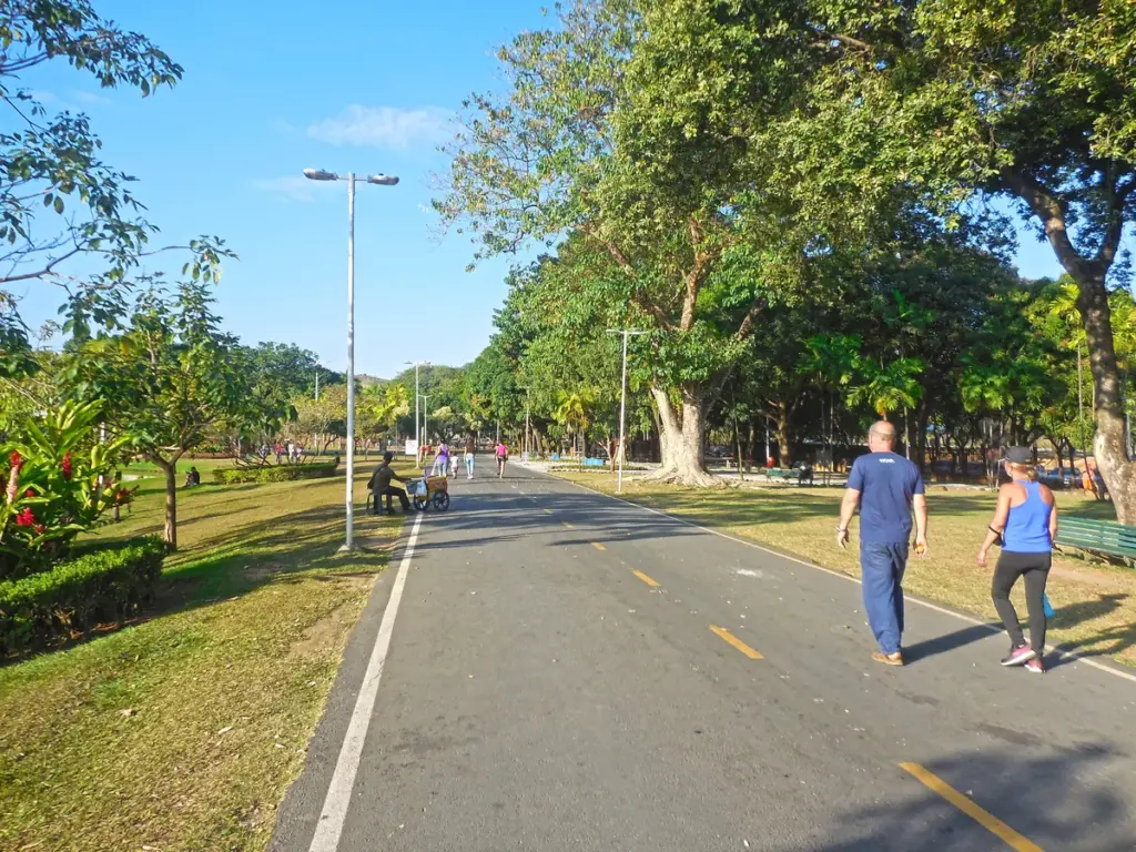 Pista de caminhada arborizada no Parque Ipanema, em Ipatinga, Minas Gerais
