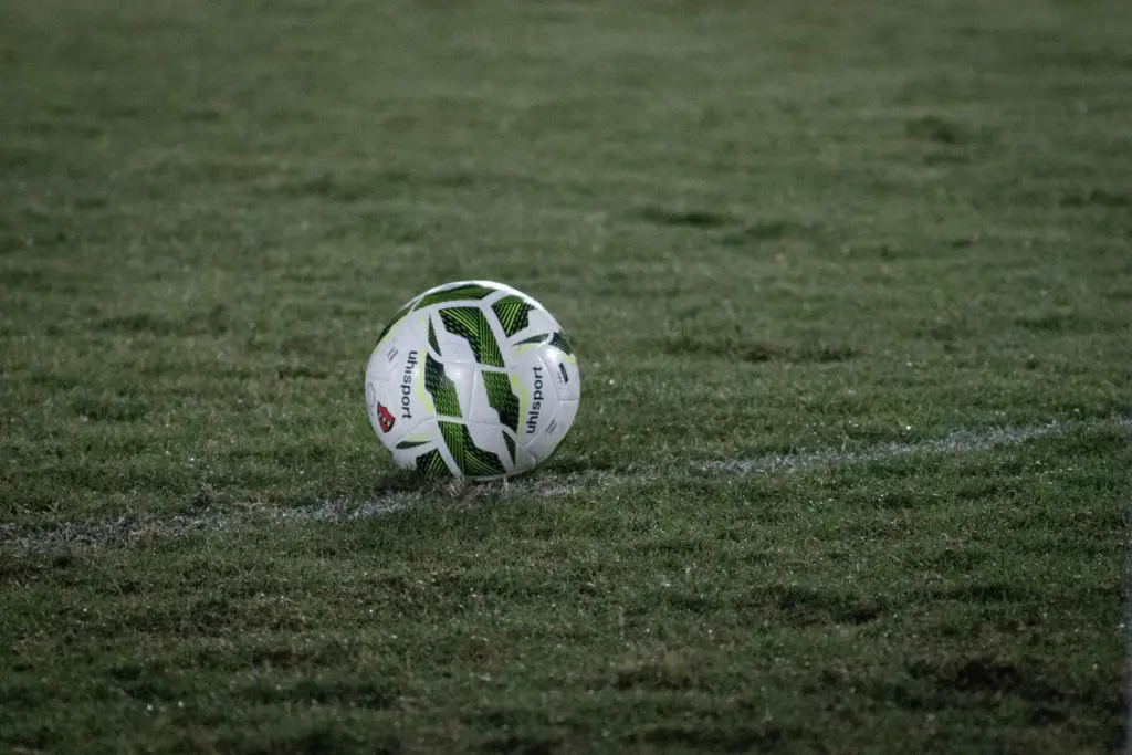 Bola de futebol sobre o gramado