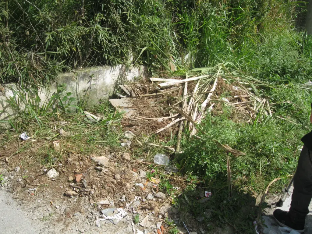 Entulho acumulado junto à rua no Jardim Aracati, em São Paulo