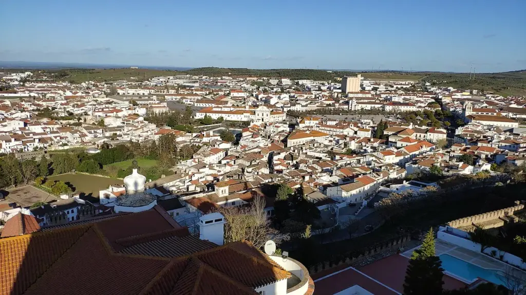 Vista da cidade de Estremoz, em Portugal, com casario branco e telhados