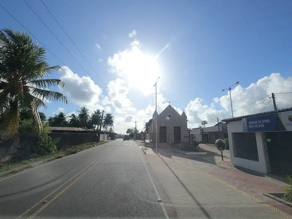 Rua de Extremoz com a fachada branca de uma igreja ao fundo