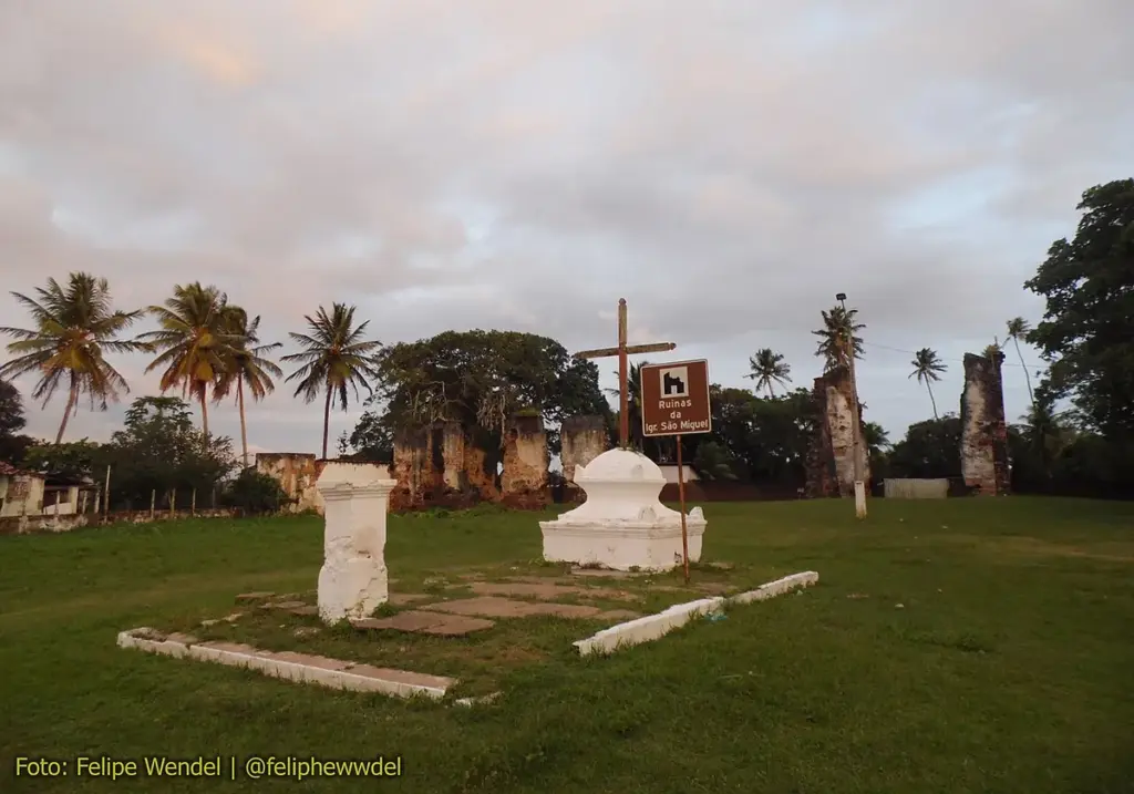Paredes em ruína da antiga igreja jesuíta de São Miguel, em Extremoz, entre coqueiros
