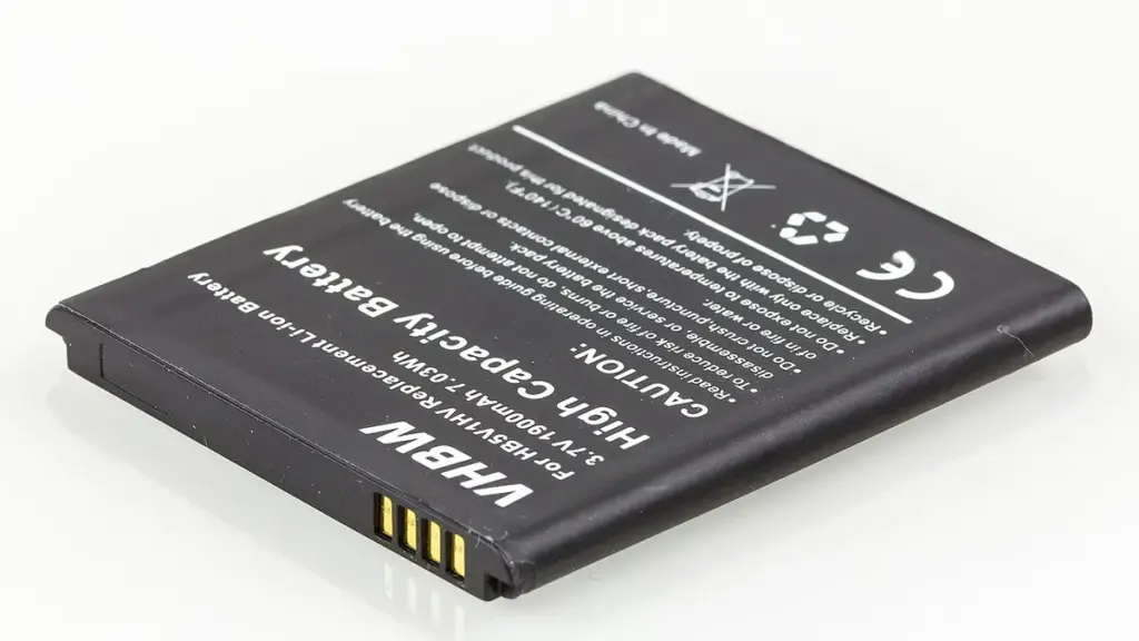 Bateria de íon-lítio de celular sobre fundo claro