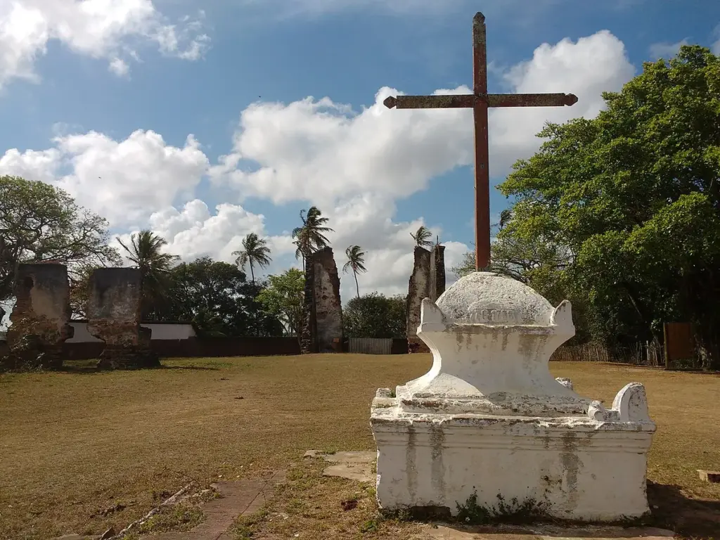 Ruínas da Igreja de São Miguel, em Extremoz, com cruzeiro e monumento branco