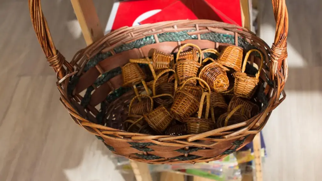 Cesto grande com pequenas peças de cestaria em seu interior, em imagem ilustrativa de artesanato